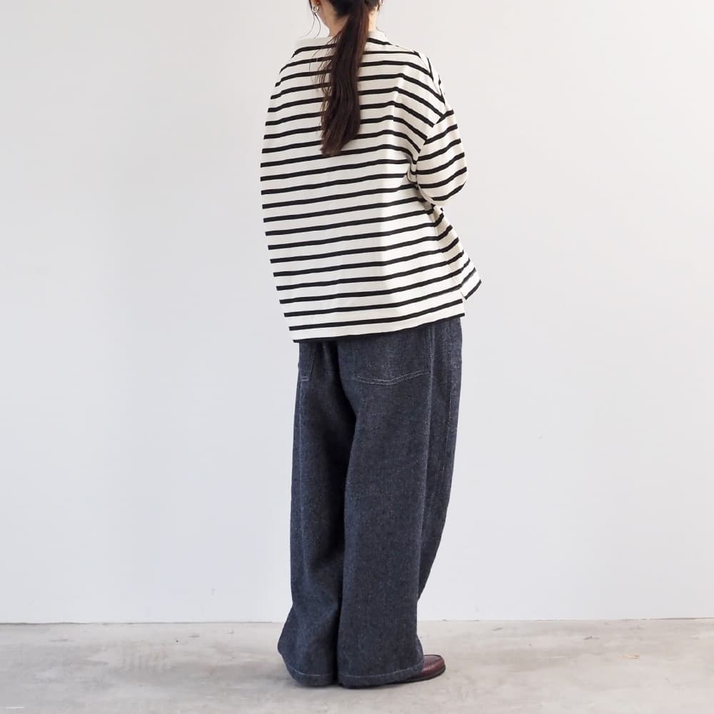 毛七デニム ひつじのノッポパンツ　パンツを着た女性の全身