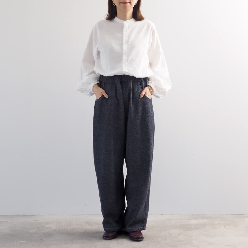 毛七デニム ひつじのノッポパンツ　パンツを着た女性の全身