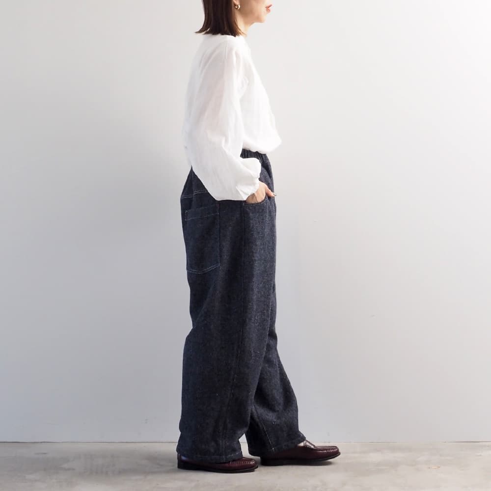 毛七デニム ひつじのノッポパンツ　パンツを着た女性の全身