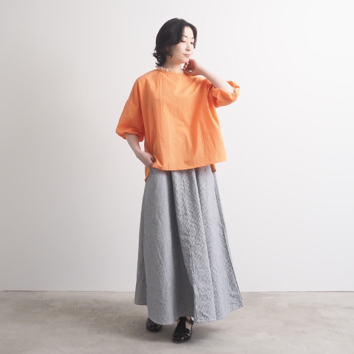 60ふんわりローン リエカブラウス　ブラウスを着た女性の全身