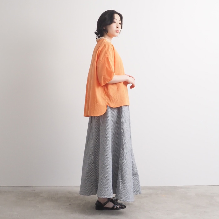 60ふんわりローン リエカブラウス　ブラウスを着た女性の全身