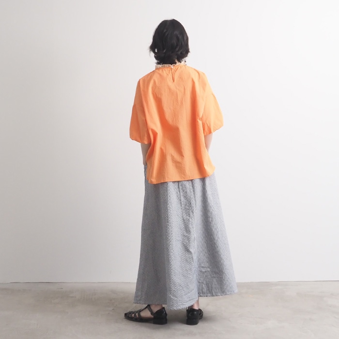 60ふんわりローン リエカブラウス　ブラウスを着た女性の全身