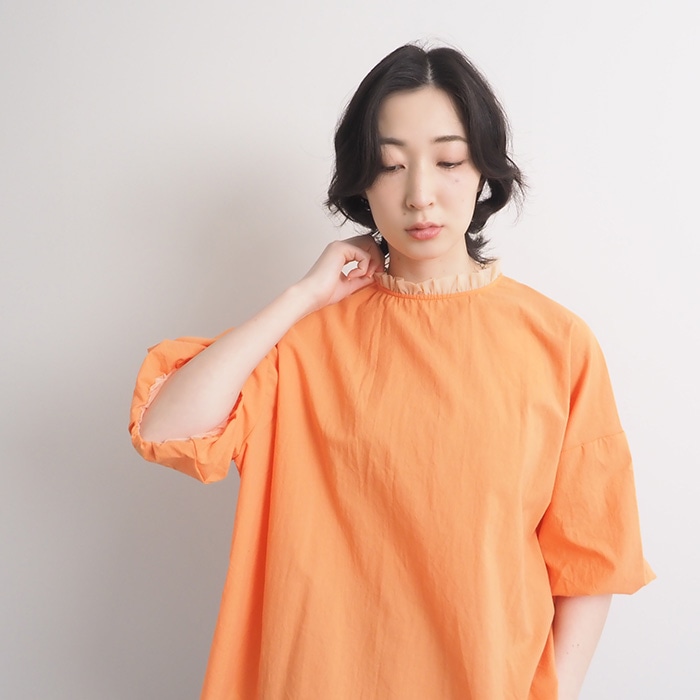 60ふんわりローン リエカブラウス　ブラウスを着た女性の全身