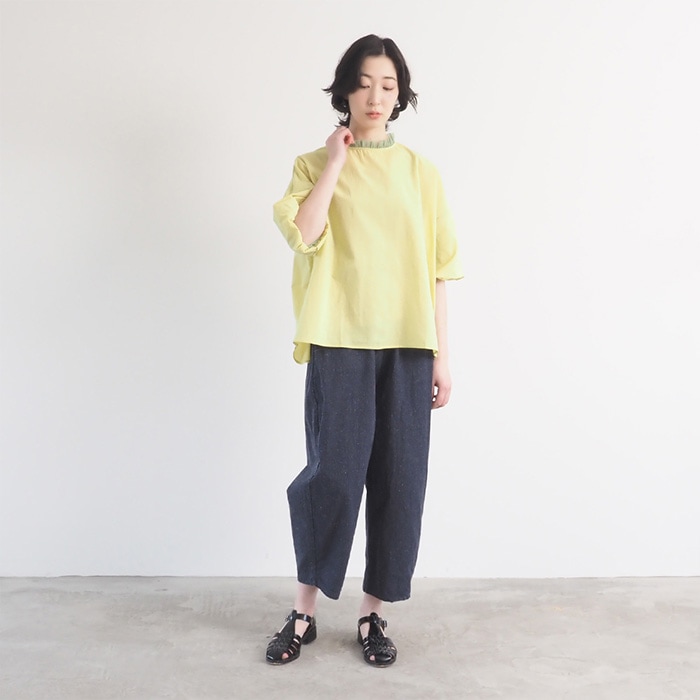 60ふんわりローン リエカブラウス　ブラウスを着た女性の全身