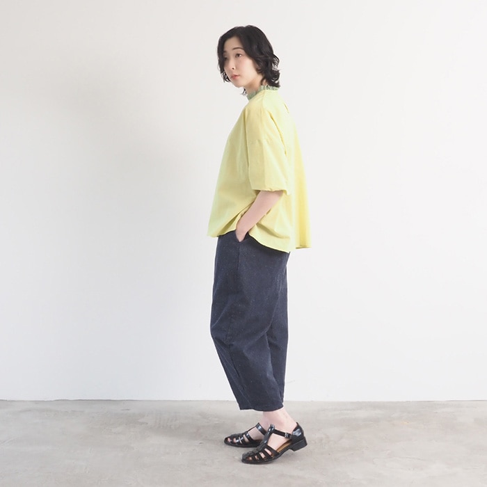 60ふんわりローン リエカブラウス　ブラウスを着た女性の全身