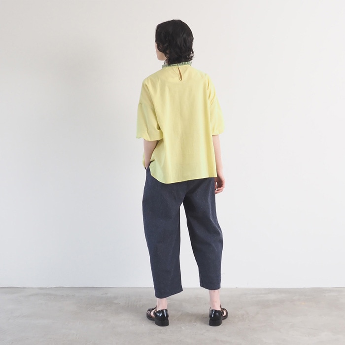 60ふんわりローン リエカブラウス　ブラウスを着た女性の全身