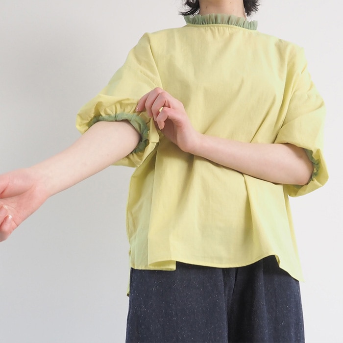 60ふんわりローン リエカブラウス　ブラウスを着た女性の全身