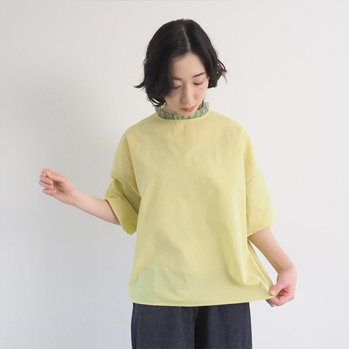 60ふんわりローン リエカブラウス　ブラウスを着た女性の全身