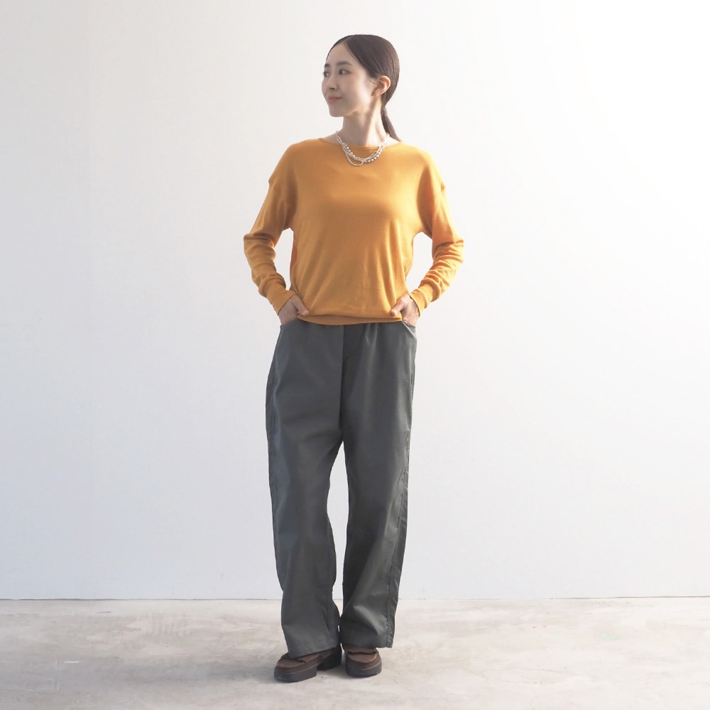 20カツラギ ノッポパンツ　パンツを着た女性の全身