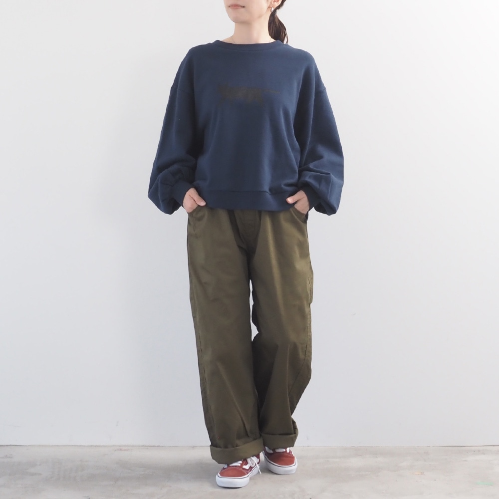 20カツラギ ノッポパンツ　パンツを着た女性の全身
