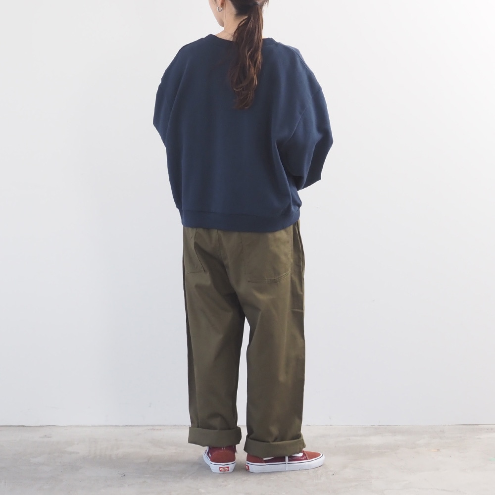 20カツラギ ノッポパンツ　パンツを着た女性の全身