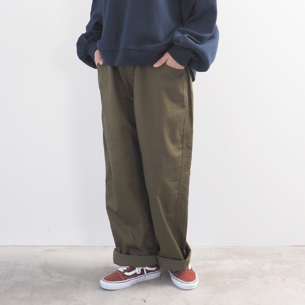 20カツラギ ノッポパンツ　パンツを着た女性の全身