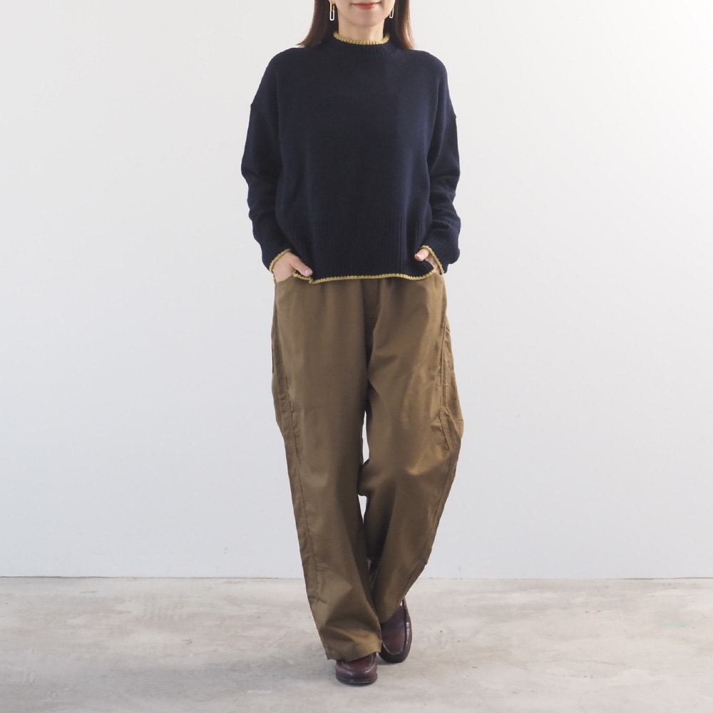 20カツラギ ノッポパンツ　パンツを着た女性の全身