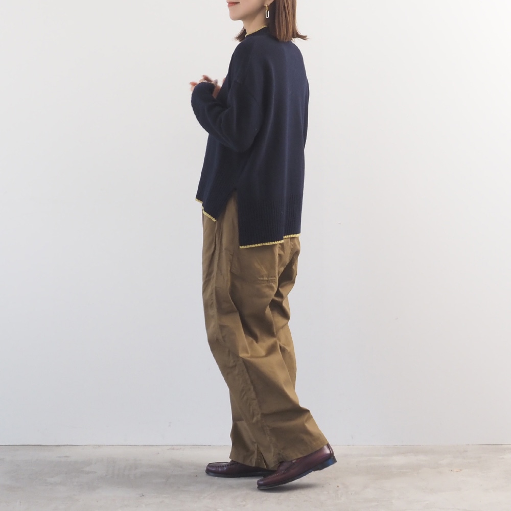 20カツラギ ノッポパンツ　パンツを着た女性の全身