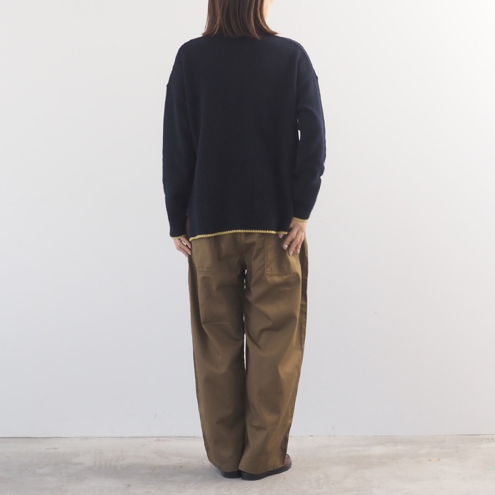 20カツラギ ノッポパンツ　パンツを着た女性の全身