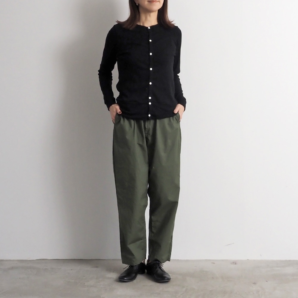 ソフトフライス ロングスリーブカーディガン　カーディガンを着た女性の全身