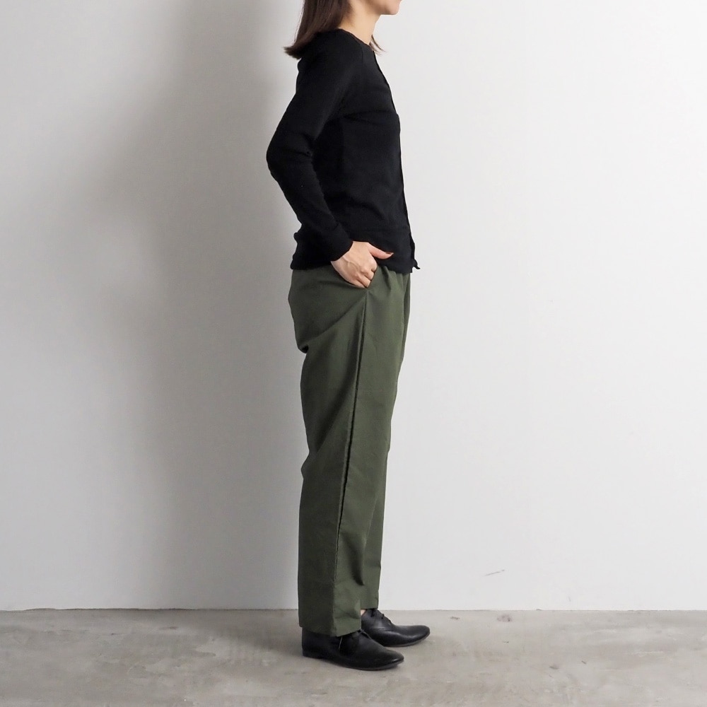 ソフトフライス ロングスリーブカーディガン　カーディガンを着た女性の全身