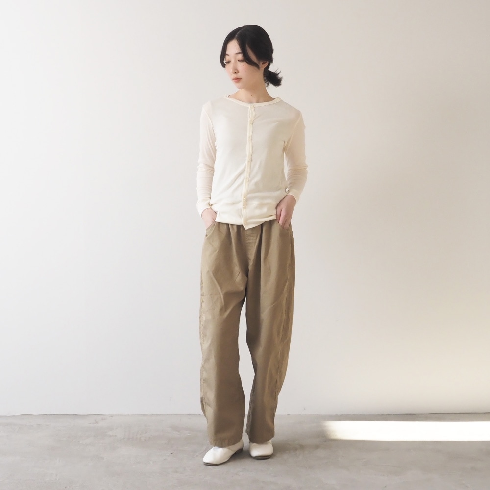 ソフトフライス ロングスリーブカーディガン　カーディガンを着た女性の全身