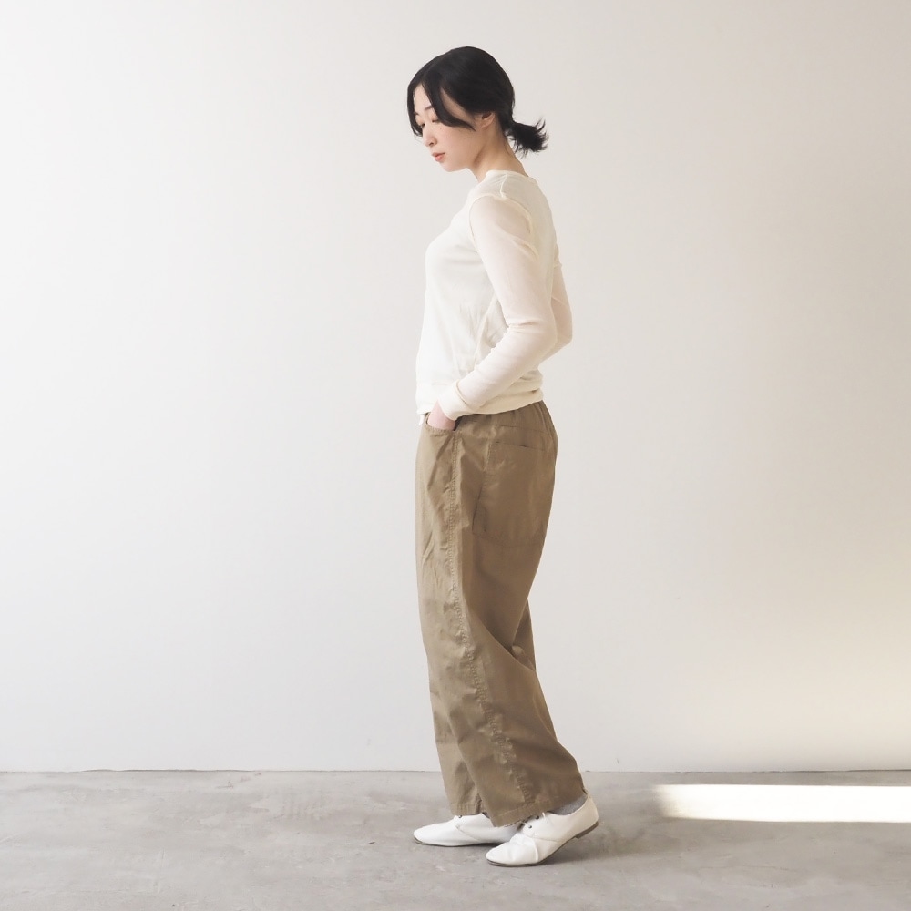 ソフトフライス ロングスリーブカーディガン　カーディガンを着た女性の全身