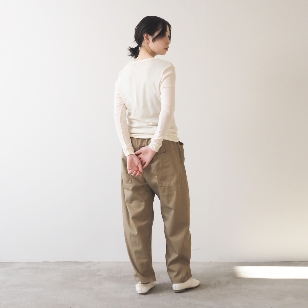 ソフトフライス ロングスリーブカーディガン　カーディガンを着た女性の全身