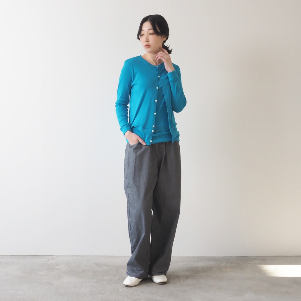 ソフトフライス ロングスリーブカーディガン　カーディガンを着た女性の全身