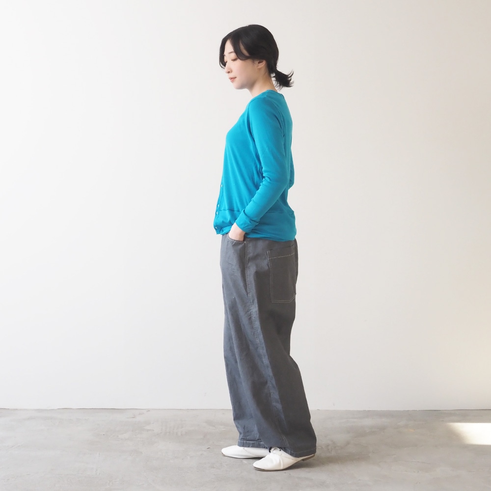 ソフトフライス ロングスリーブカーディガン　カーディガンを着た女性の全身