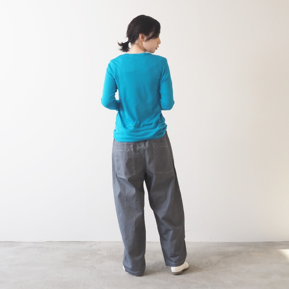 ソフトフライス ロングスリーブカーディガン　カーディガンを着た女性の全身