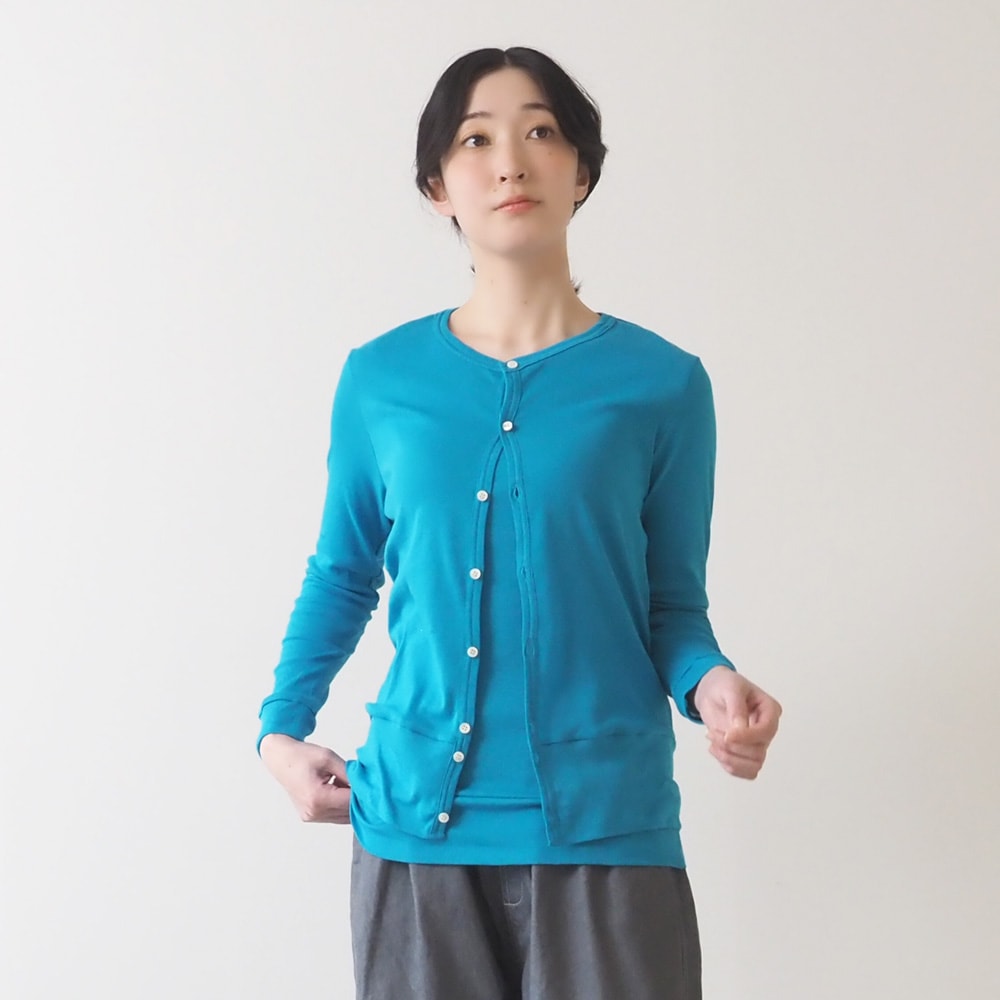 ソフトフライス ロングスリーブカーディガン　カーディガンを着た女性の正面