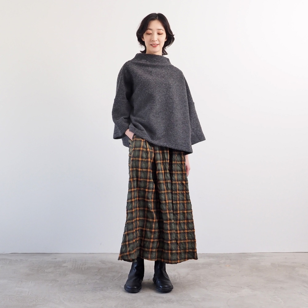 トラベルウールプレミアハイネックPO プルオーバーを着た女性の全身