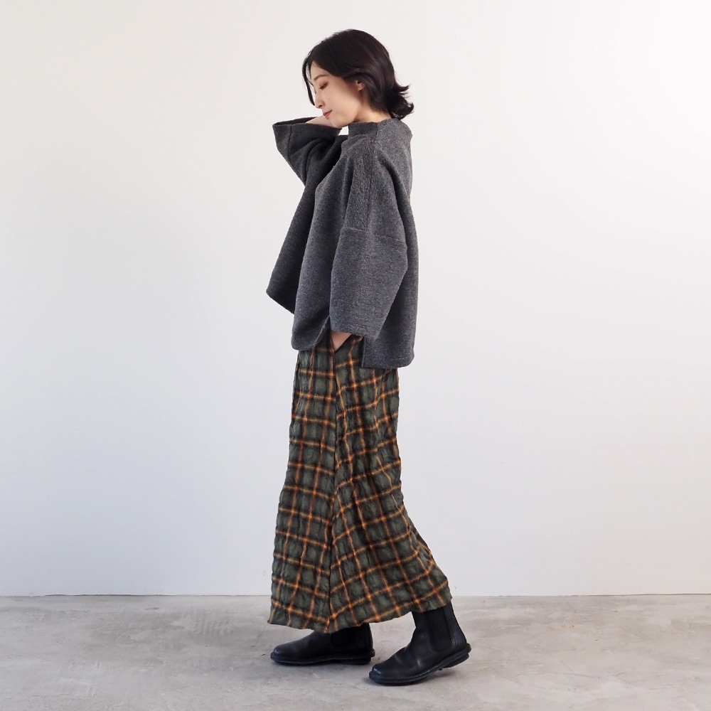 トラベルウールプレミアハイネックPO プルオーバーを着た女性の全身