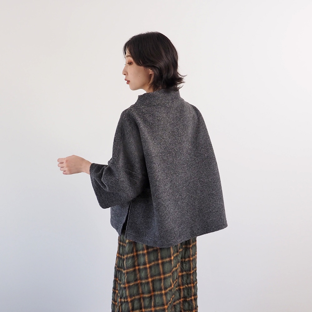 トラベルウールプレミアハイネックPO プルオーバーを着た女性の全身