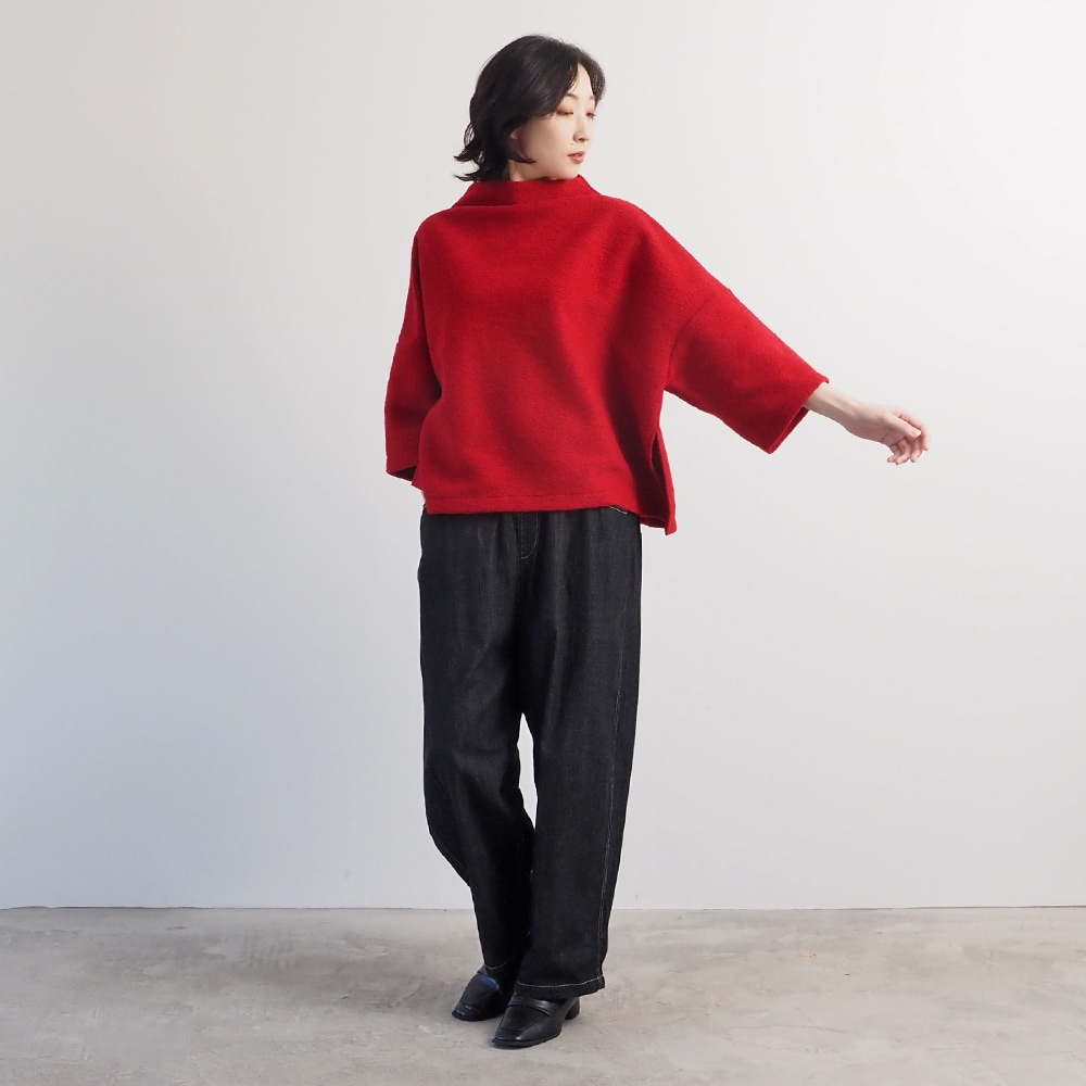 トラベルウールプレミアハイネックPO プルオーバーを着た女性の全身