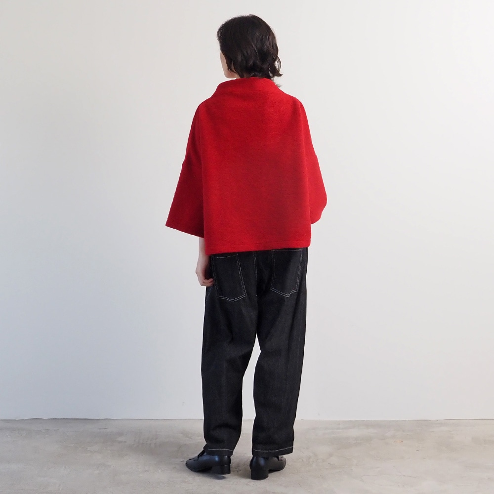 トラベルウールプレミアハイネックPO プルオーバーを着た女性の全身