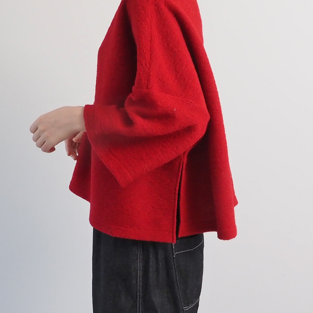 トラベルウールプレミアハイネックPO プルオーバーを着た女性の正面