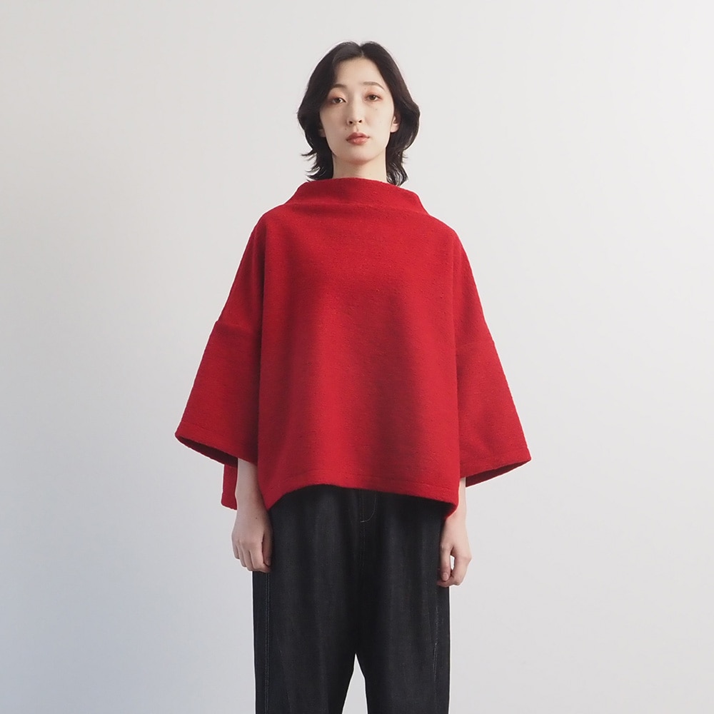 トラベルウールプレミアハイネックPO プルオーバーを着た女性の正面