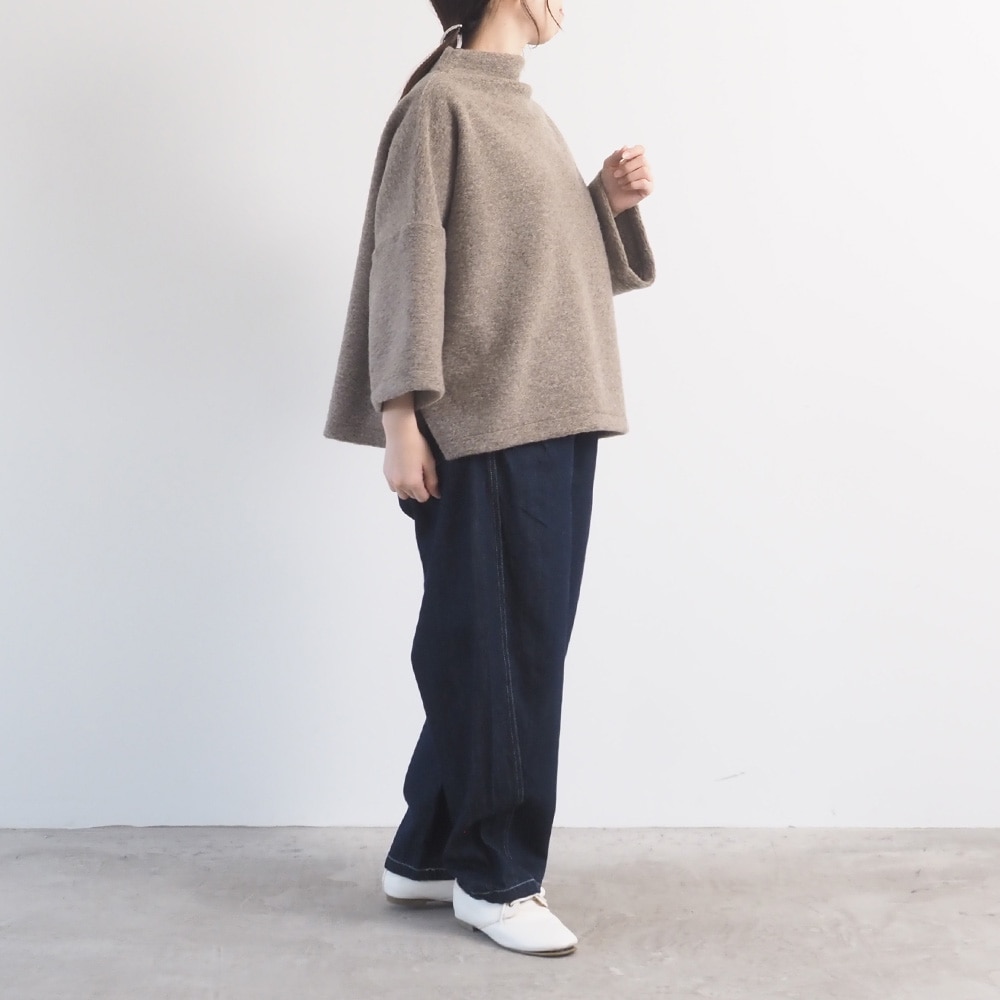 トラベルウールプレミアハイネックPO プルオーバーを着た女性の全身