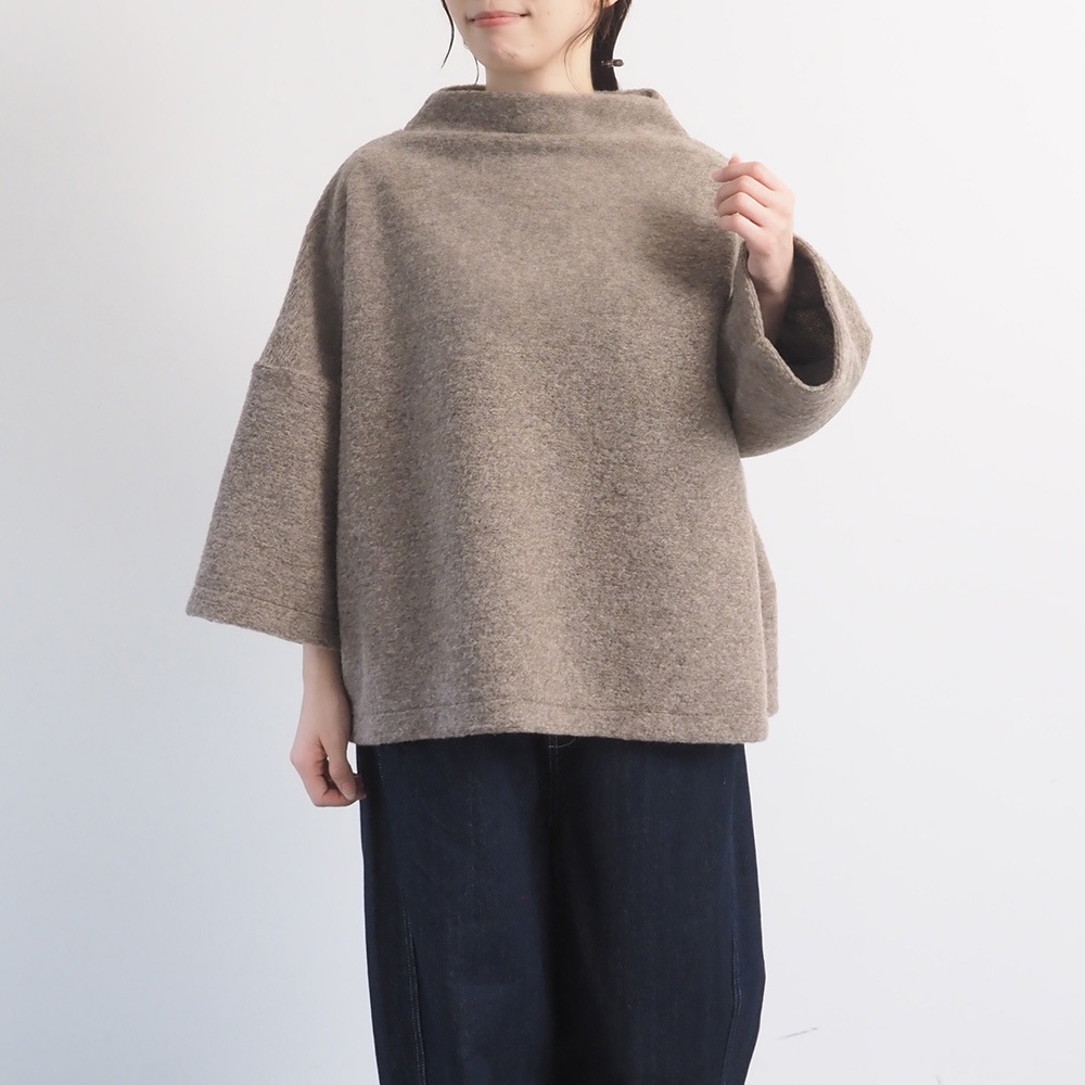 トラベルウールプレミアハイネックPO プルオーバーを着た女性の全身