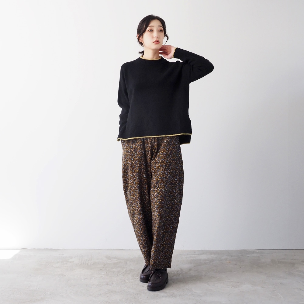 タスマニアラム バイカラーコモドニット ニットを着た女性の全身