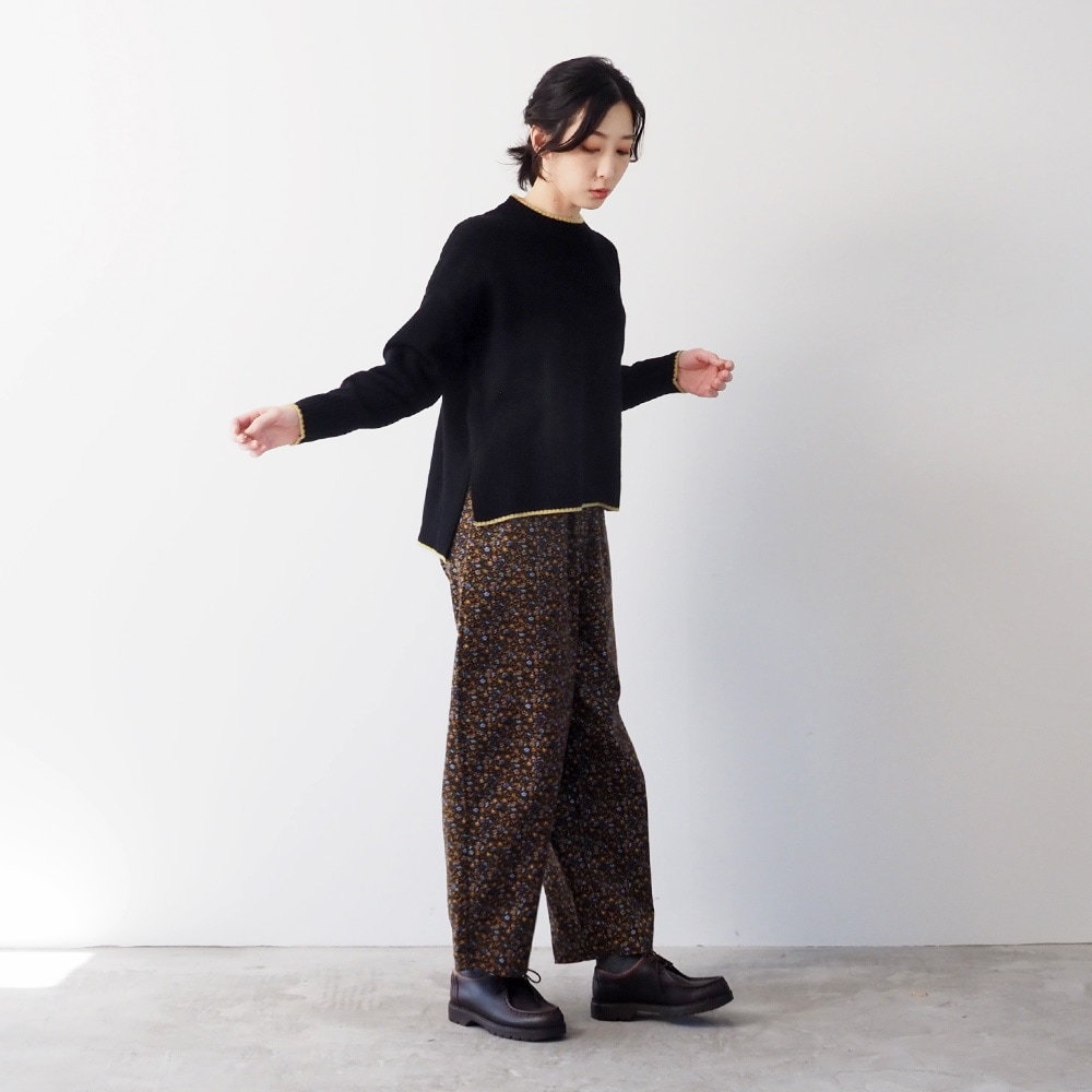 タスマニアラム バイカラーコモドニット ニットを着た女性の全身