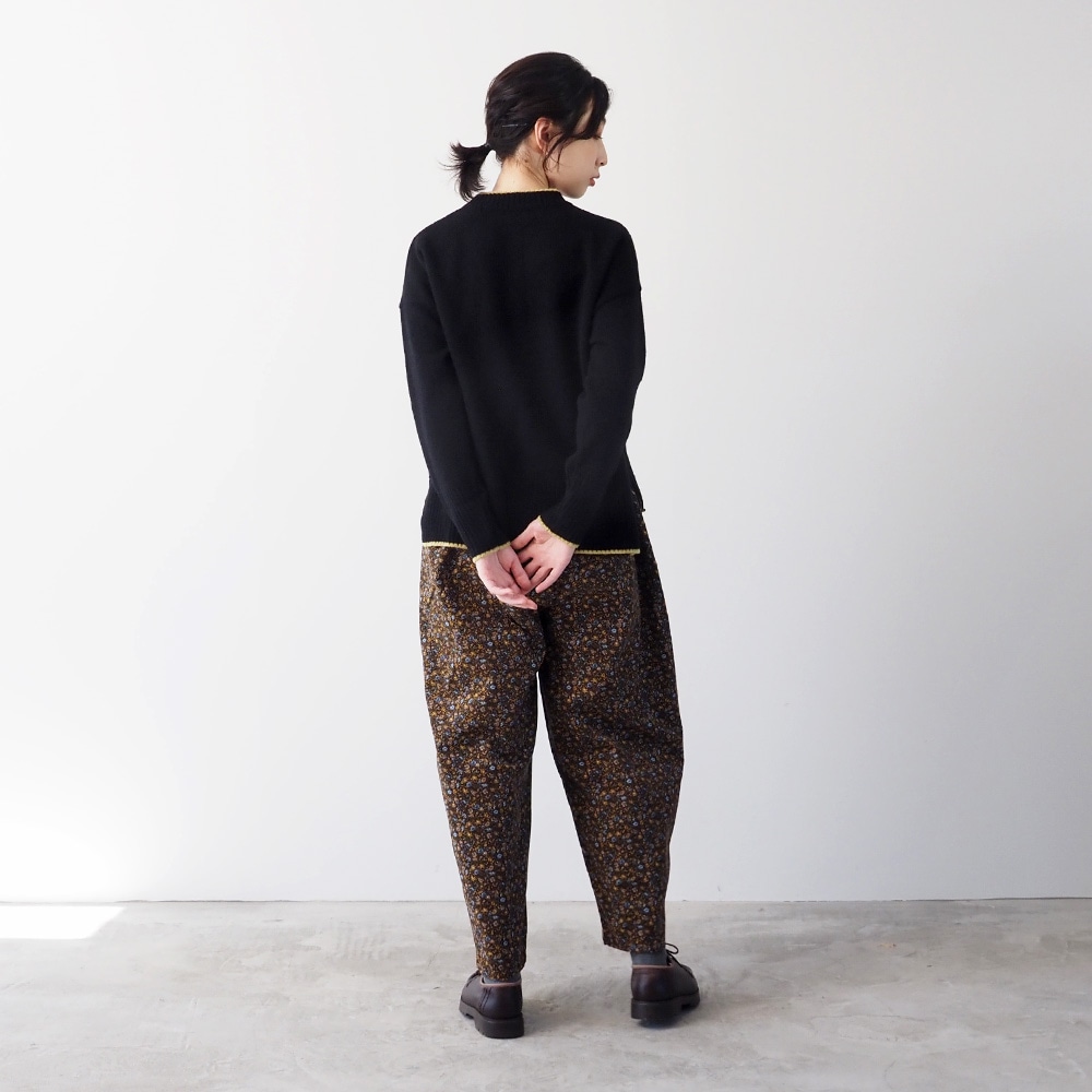 タスマニアラム バイカラーコモドニット ニットを着た女性の全身