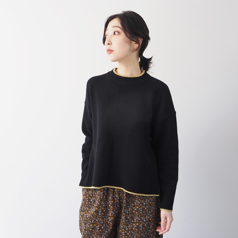 タスマニアラム バイカラーコモドニット ニットを着た女性の全身