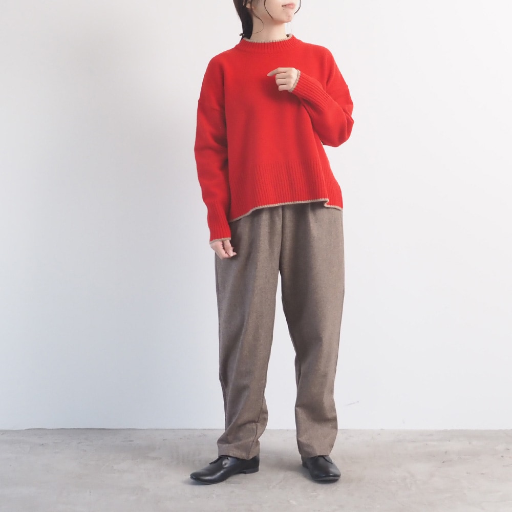 タスマニアラム バイカラーコモドニット ニットを着た女性の全身