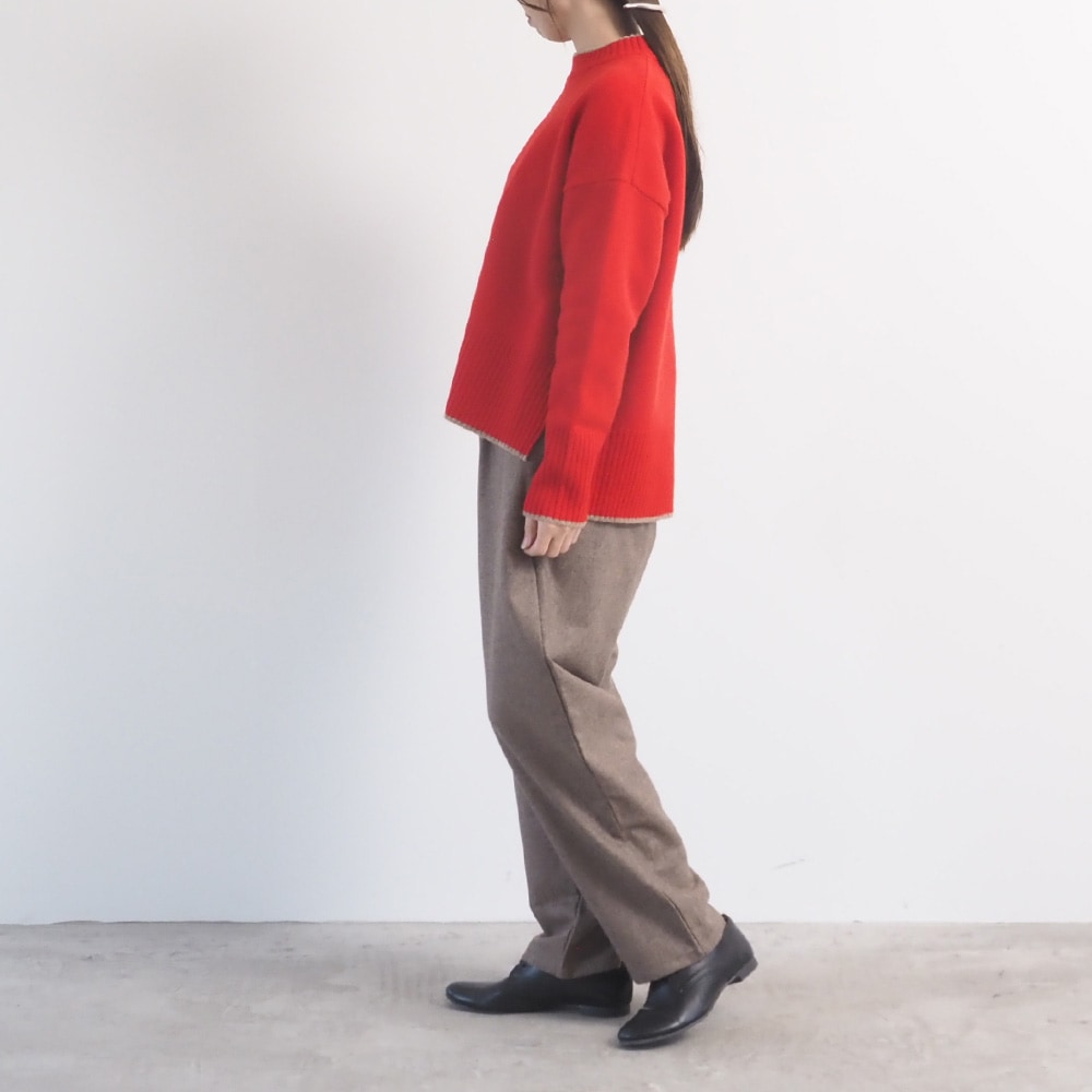 タスマニアラム バイカラーコモドニット ニットを着た女性の全身