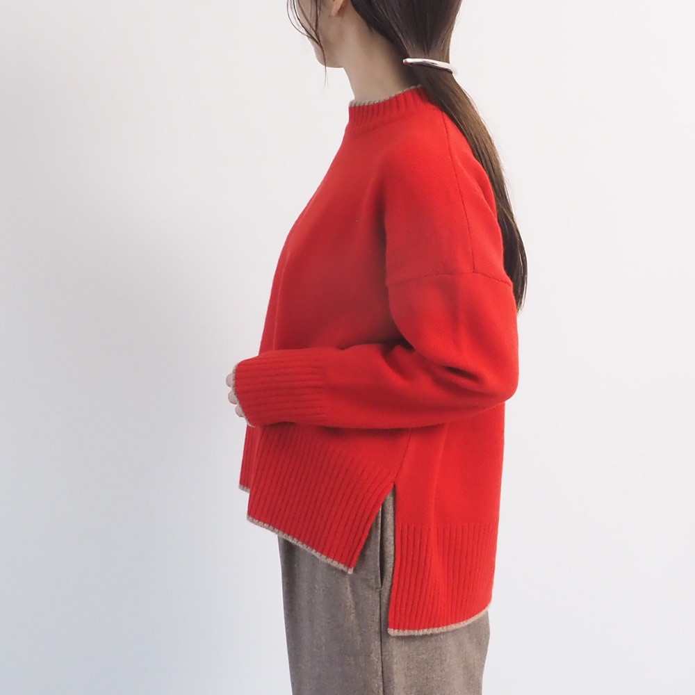 タスマニアラム バイカラーコモドニット ニットを着た女性の全身