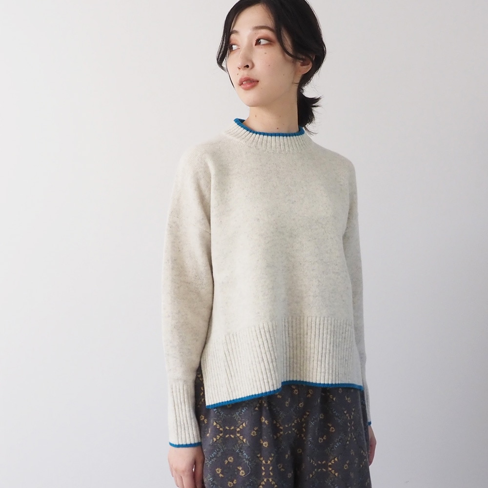 タスマニアラム バイカラーコモドニット ニットを着た女性の正面