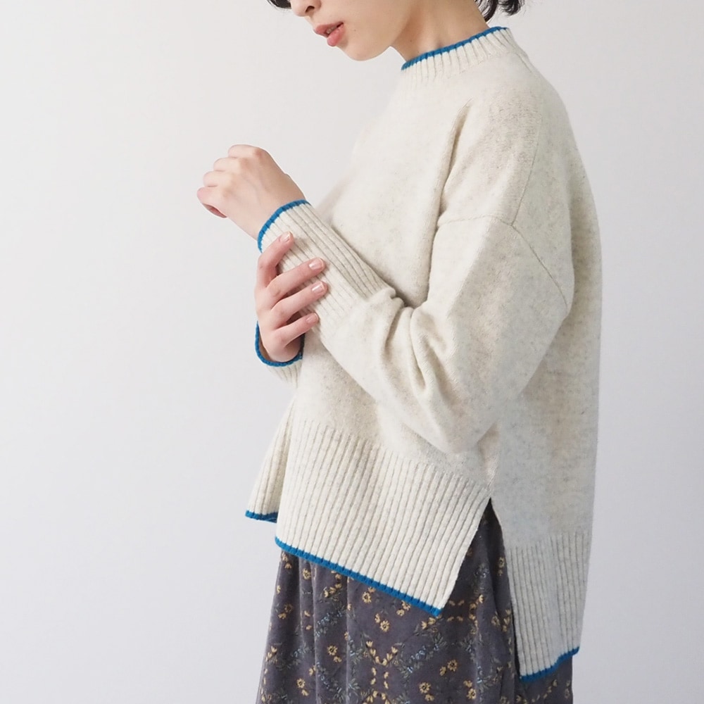 タスマニアラム バイカラーコモドニット ニットを着た女性の正面