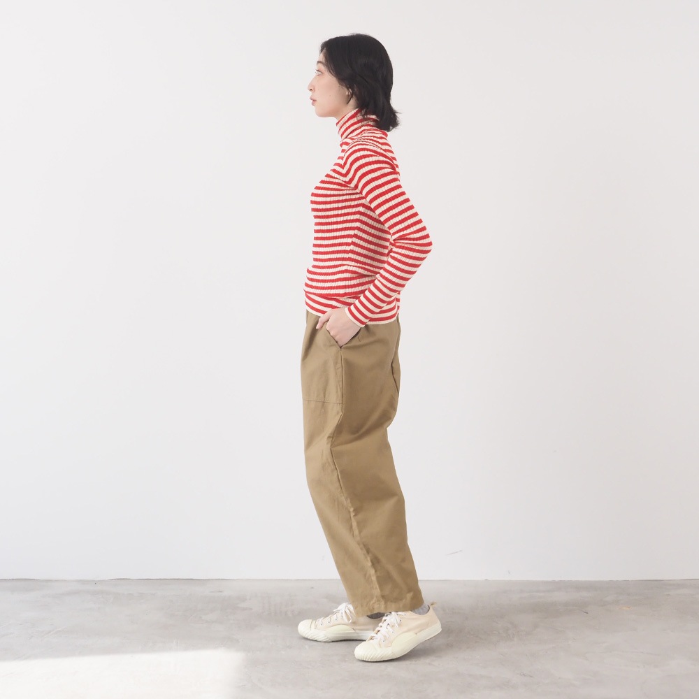 綿コーマ　ランダムリブBDタートルネックセーター　ニットを着た女性の全身