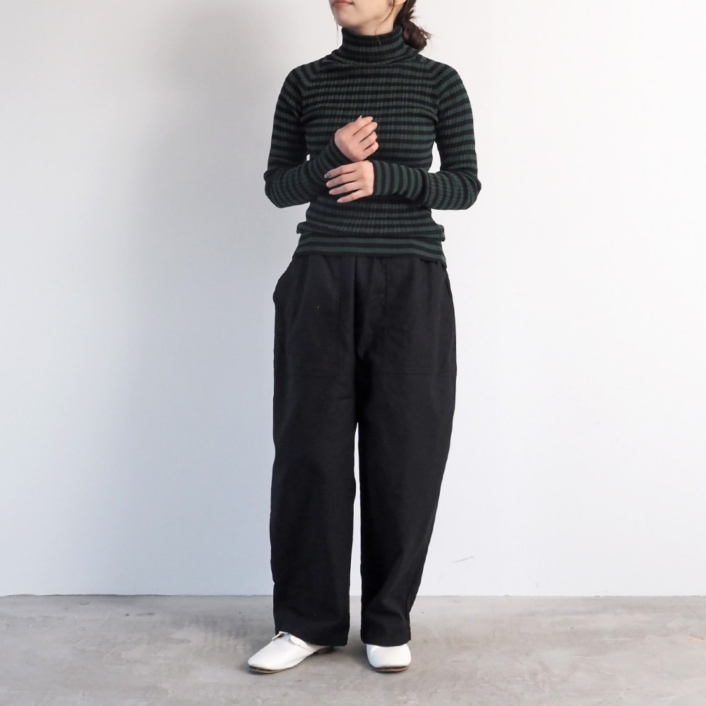 綿コーマ　ランダムリブBDタートルネックセーター　ニットを着た女性の全身