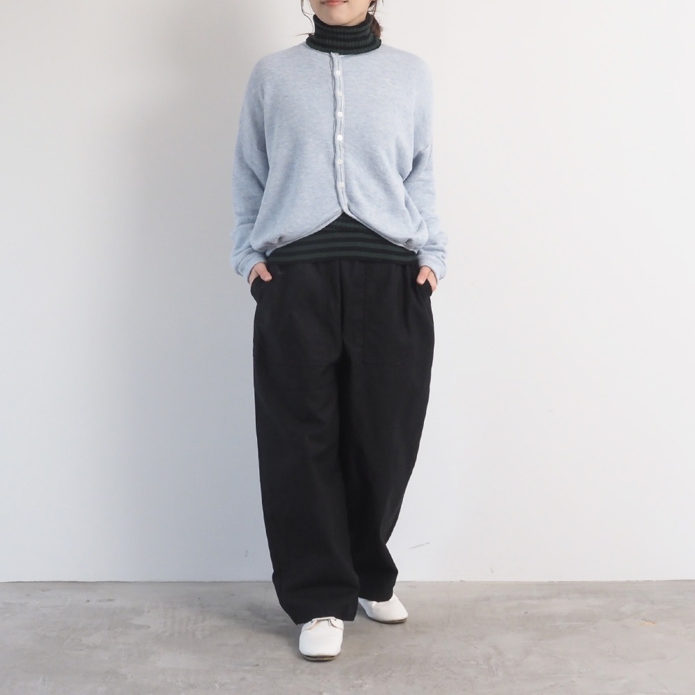 綿コーマ　ランダムリブBDタートルネックセーター　ニットを着た女性の全身"