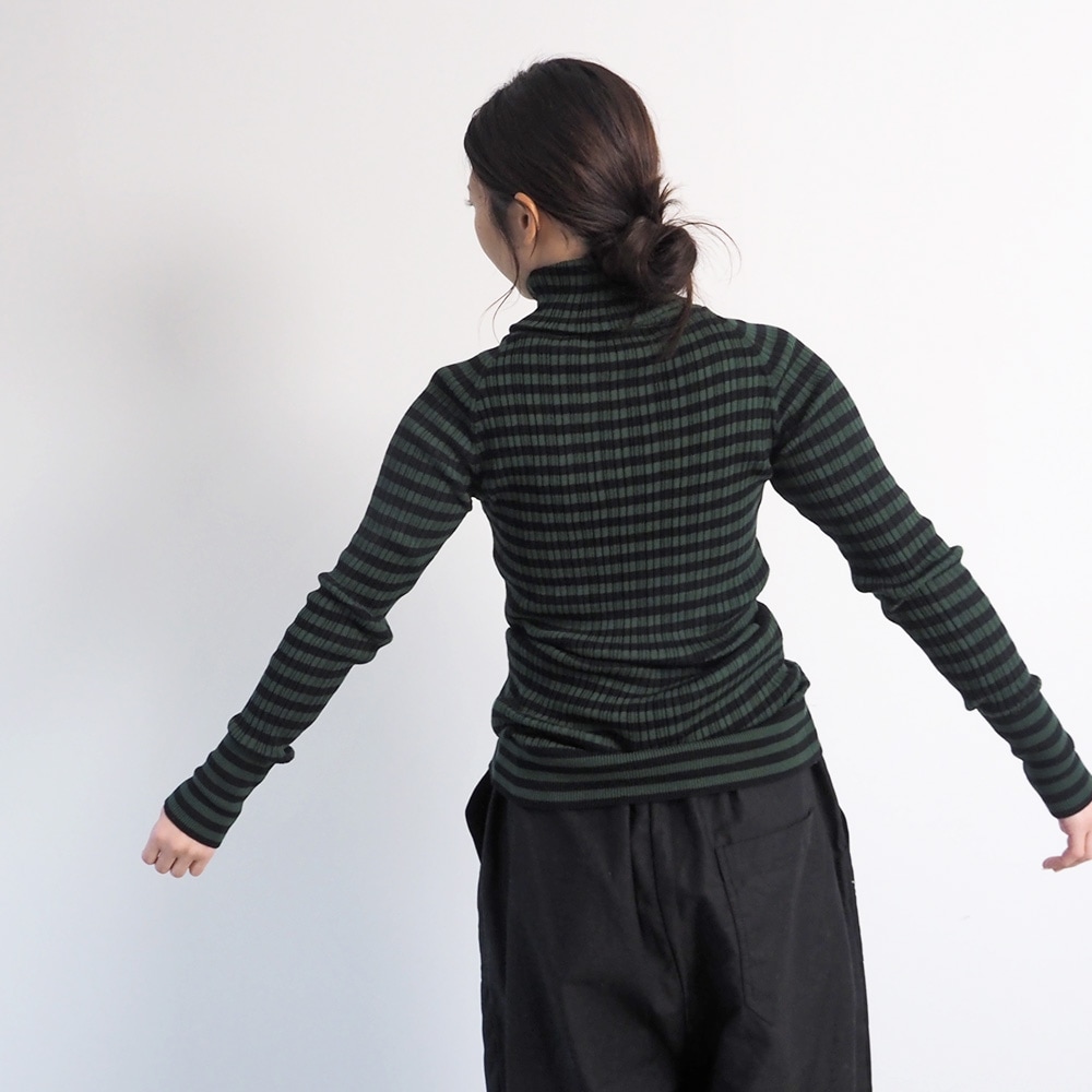 綿コーマ　ランダムリブBDタートルネックセーター　ニットを着た女性の全身
